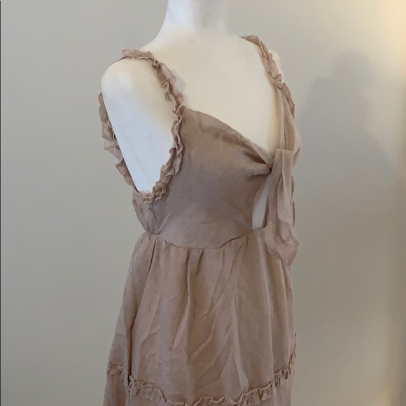 Blush summer dress with key hole detail - Picture 3 of 4
